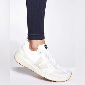 Like New Veja Condor 2 Alveomesh Running Shoe in White Pierre Size 9 40